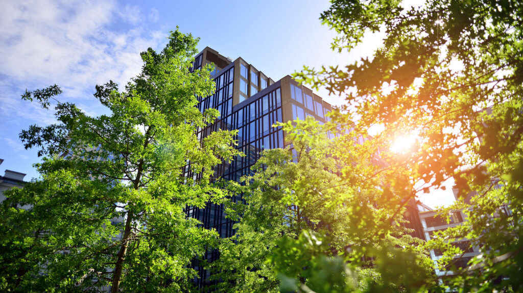 Bäume und im Hintegrund Glasbürogebäude