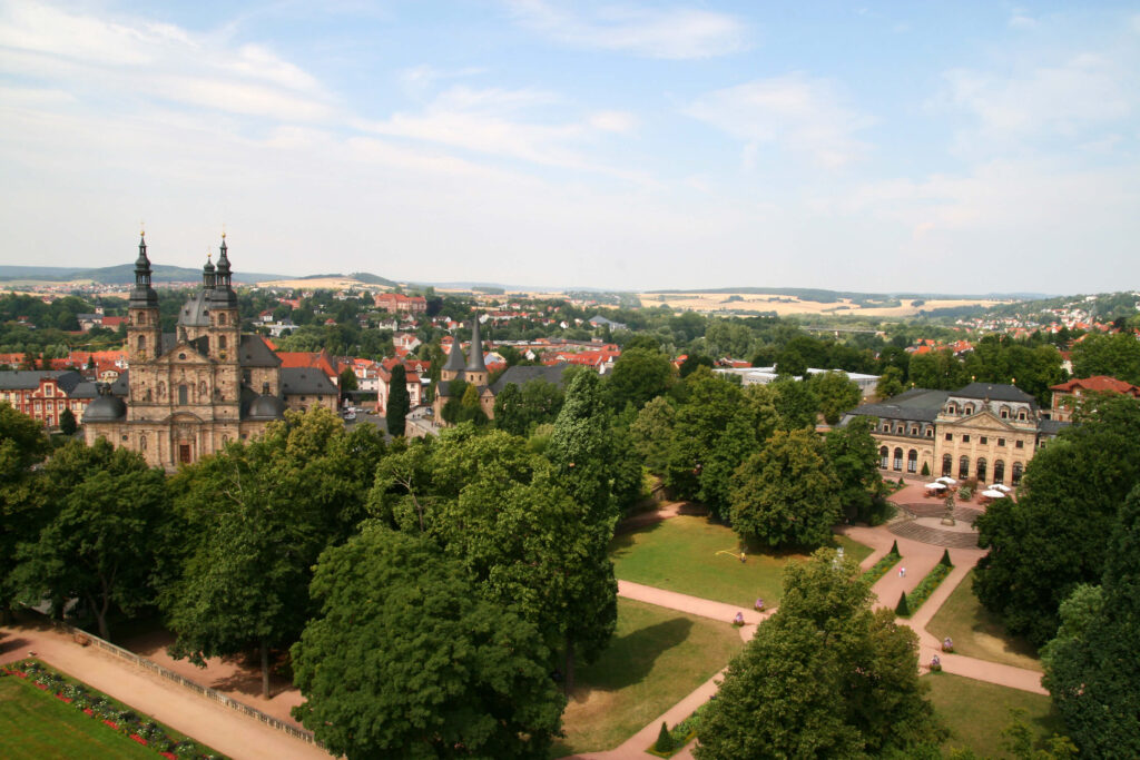 Stadt Fulda Blick von oben mit Dächern Kirchen und anderen älteren Gebäuden sowie Park und Bäumen