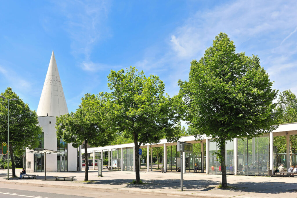 Göttingen Busbahnhof mit Bäumen