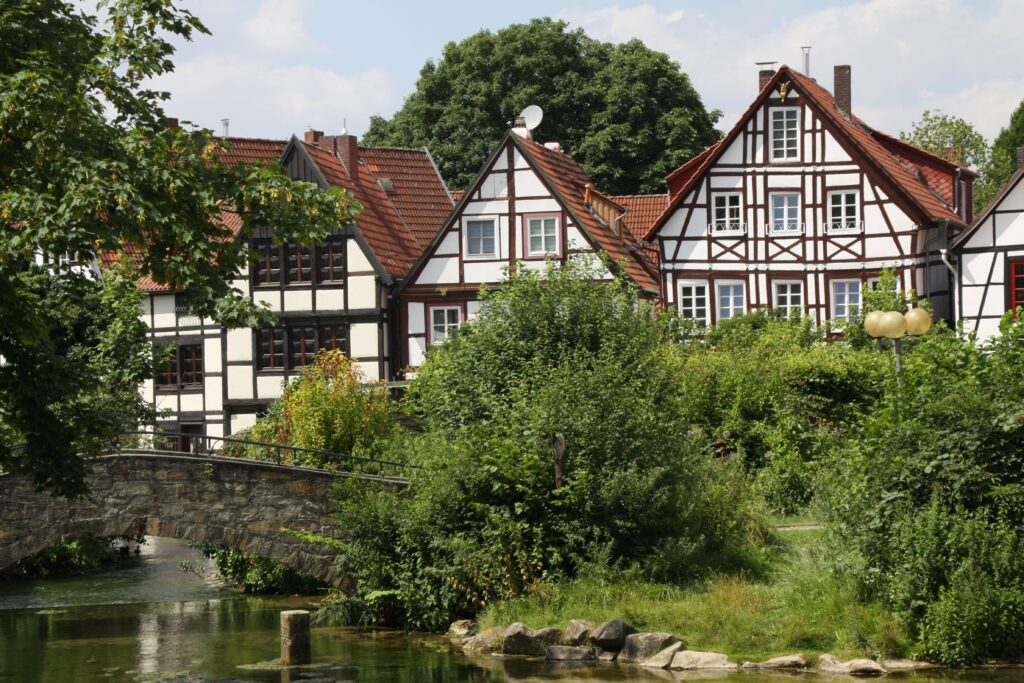 Paderborn Fachwerkhäuser mit einem Bach einer Brücke und viel grün